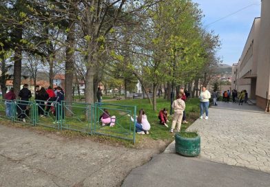 Акција чишћења школског парка и дворишта